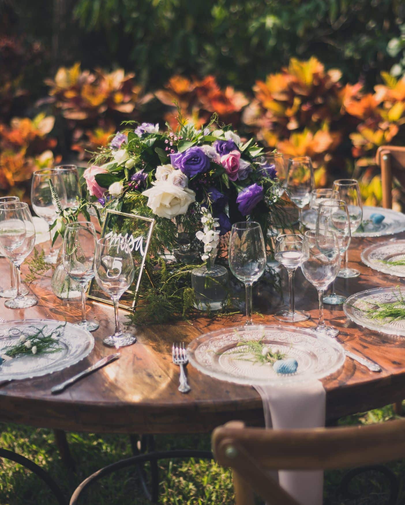 Table ronde décorée pour un mariage