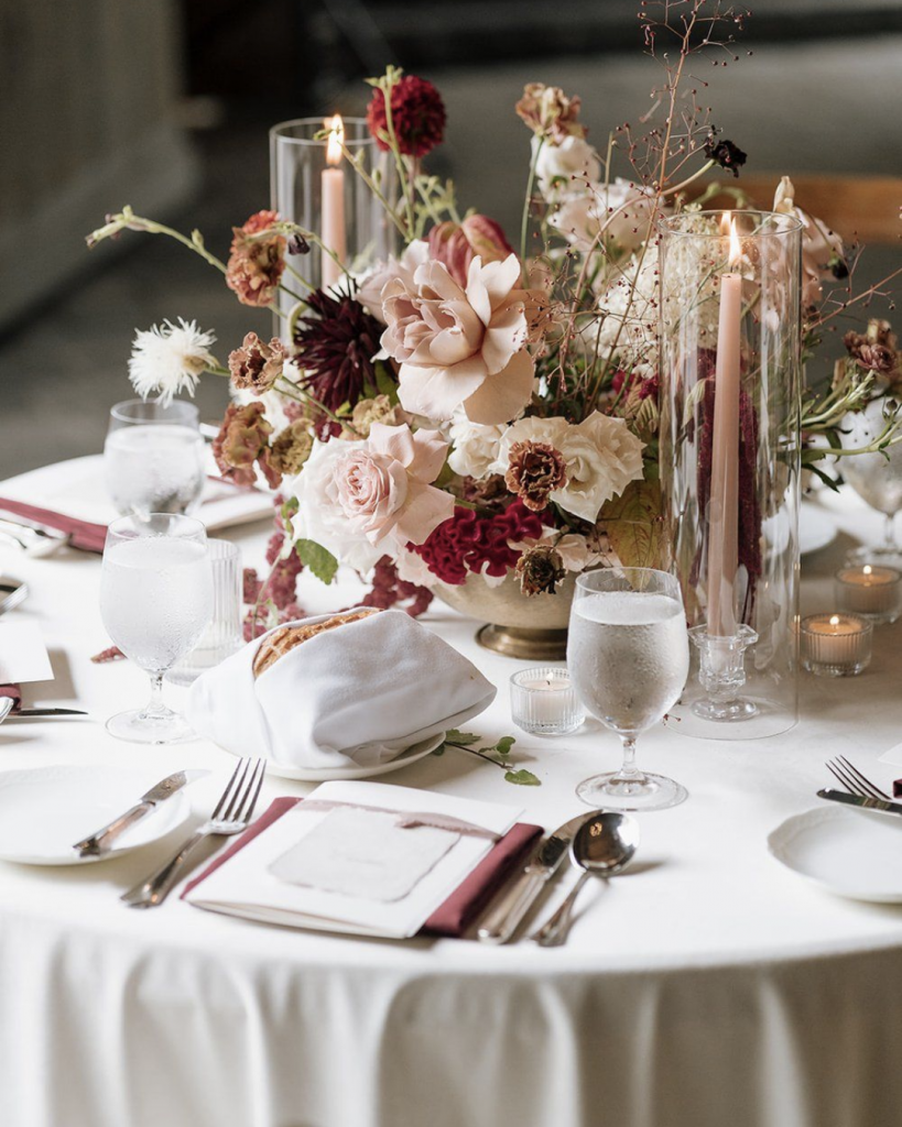 La décoration table ronde mariage est un élément clé de votre réception. Élégante, conviviale et structurante, la table ronde permet de créer une ambiance harmonieuse tout en favorisant les échanges entre vos invités. Chez Tout En Loc, nous accompagnons les mariages en Normandie (Caen, Calvados, Manche, Orne, Deauville, Bayeux, Saint-Lô, Granville, Cherbourg…) avec un large choix de location vaisselle mariage, location table ronde mariage et location nappage mariage.