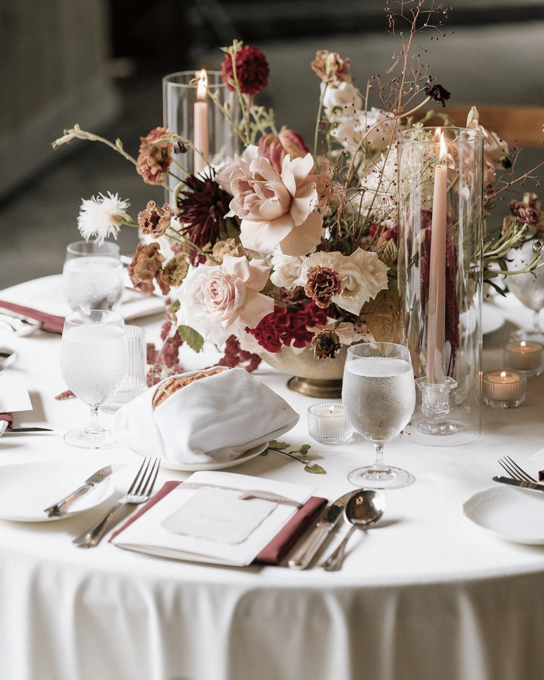 La décoration table ronde mariage est un élément clé de votre réception. Élégante, conviviale et structurante, la table ronde permet de créer une ambiance harmonieuse tout en favorisant les échanges entre vos invités. Chez Tout En Loc, nous accompagnons les mariages en Normandie (Caen, Calvados, Manche, Orne, Deauville, Bayeux, Saint-Lô, Granville, Cherbourg…) avec un large choix de location vaisselle mariage, location table ronde mariage et location nappage mariage.